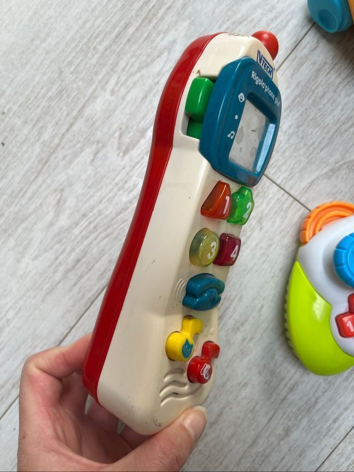 Lot de 2 jouets d’éveil téléphone musical rigolo phone de vtech manette musicale et hippopotame à bille - photo numéro 3