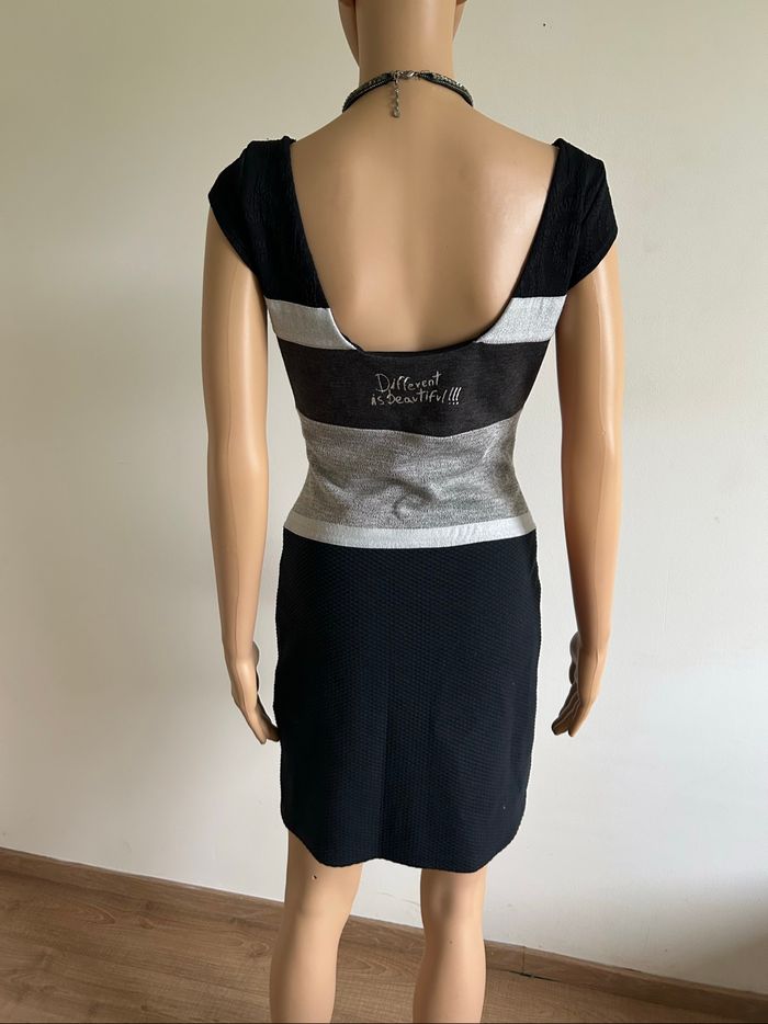 Robe noire et grise à manches courtes Desigual taille S jamais portée - photo numéro 5