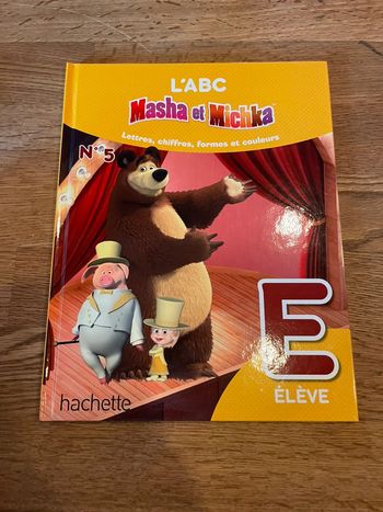 Livre Masha et Michka Lettres Chiffres formes et couleurs Numéro 5 La lettre E