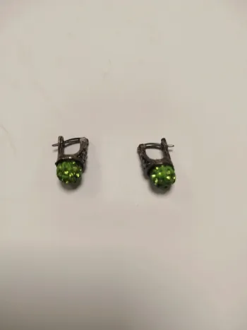 Boucles d'oreilles vertes puces strass brillants fermoir crochet BO03