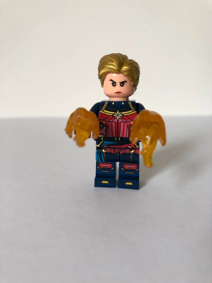 Figurine type lego Captain Marvel. Marvel