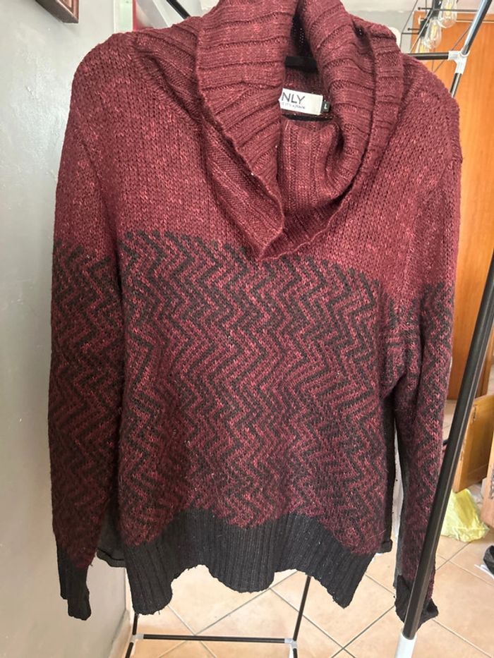 Pull Only bordeaux et noir col roulé ample