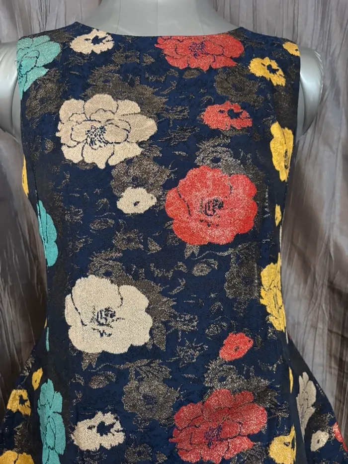 Belle robe ajustée et évasée en brocart à motif floral métallisé S/36 - photo numéro 4