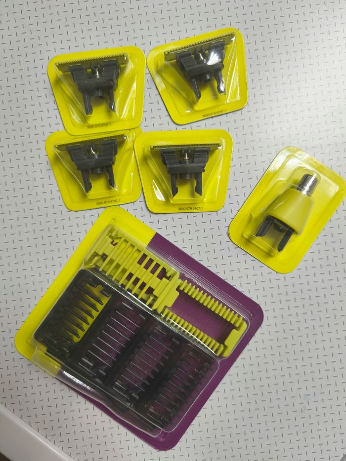 Pack de rechange :
4 lames remplacement One Blade
1 lame nez et oreille pour Philips 
5 sabot peigne  oneblade