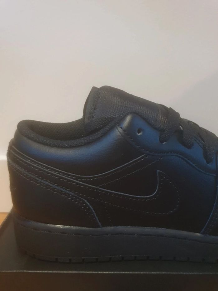 Nike Jordan 1 Low " full black"(38.5) - photo numéro 2