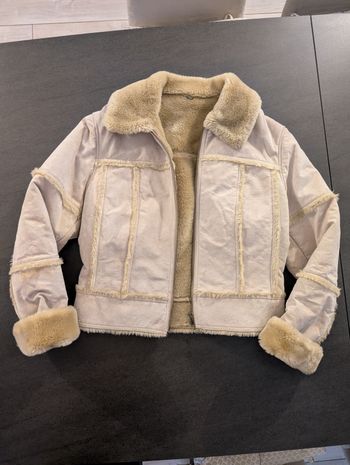 Blouson chaud en croûte de cuir zippé doublé fourrure acrylique en taille 40. In extenso 