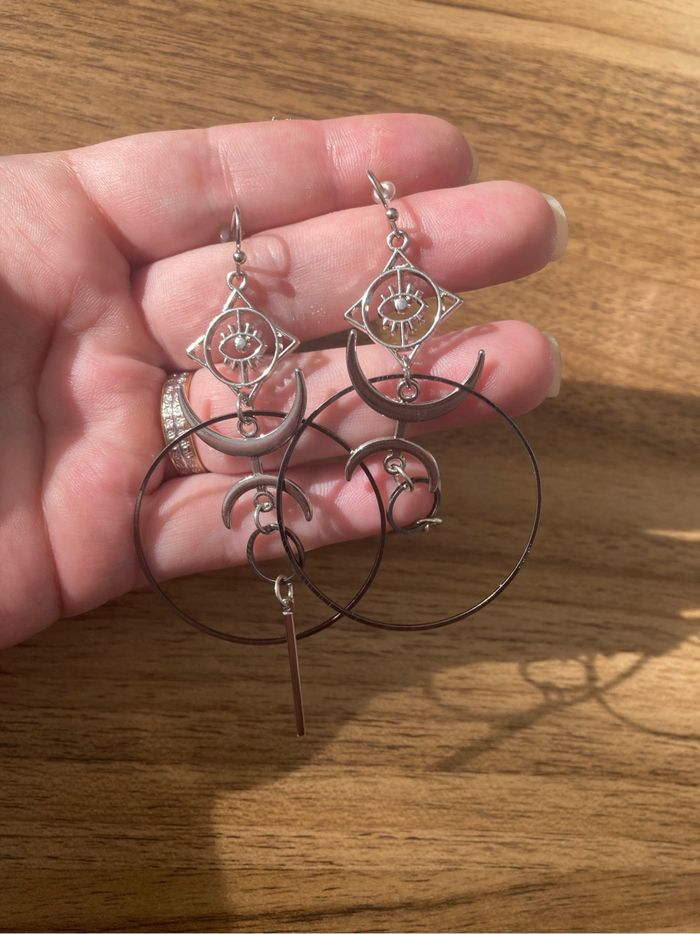 Boucles d’oreilles pendantes  NEUVES pour femme  pampilles forme de lune 🌙 couleur argenté - photo numéro 3