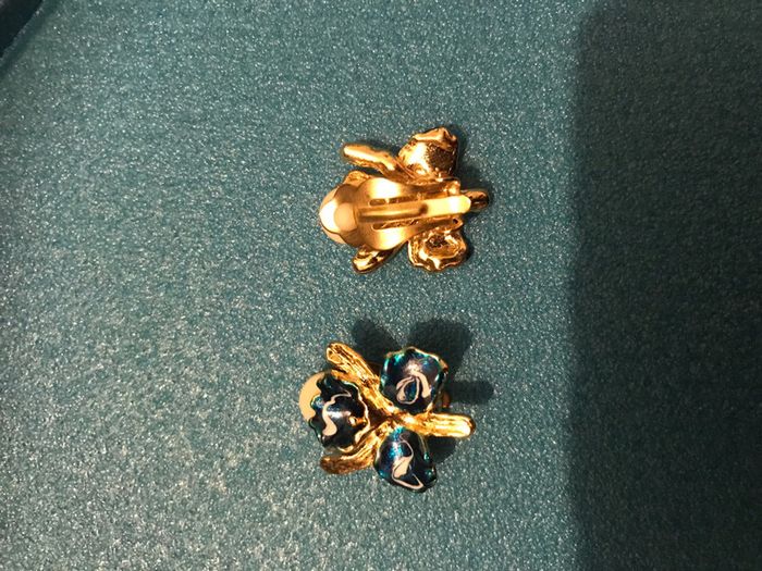 boucle d’oreille a clip dore et bleu feuille blanc vintage en metal