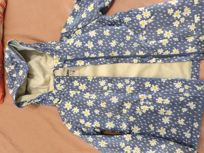 Imperméable à capuche.