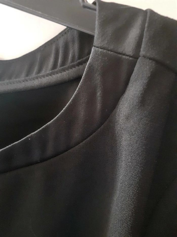 Jolie blouse noire avec manches et col rehaussé d un biais de satin noir - photo numéro 4
