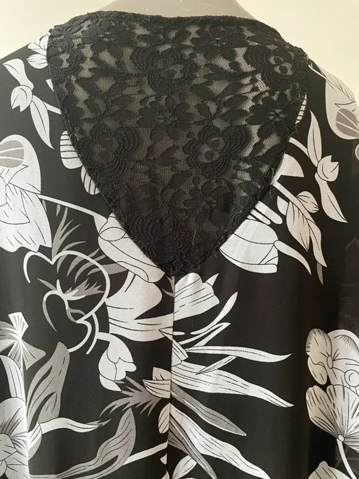 Magnifique robe d’été toute doublée en 44/46 dos en dentelle noire excellent état - photo numéro 2
