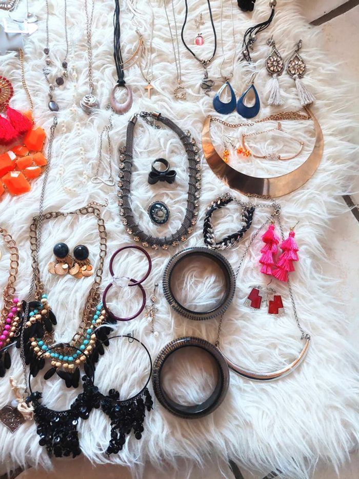 Gros lot bijoux + de 70 (boucles d'oreilles, bracelets, bagues, colliers) H&M Claire's Yves Rocher idéal lot revendeur 💍 - photo numéro 5