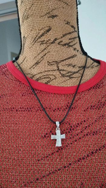 Collier  noir  croix  argenté