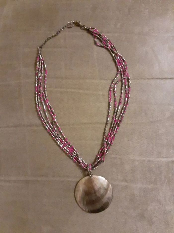Collier perles rosés et argentées + plaque argentée