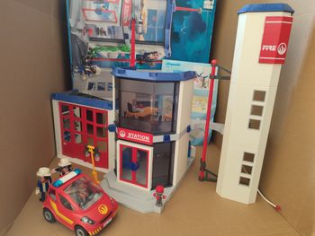 Playmobil 4819 caserne de pompiers + 9235 Pompier avec véhicule - occasion