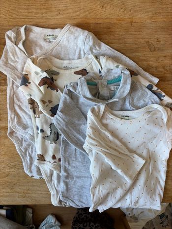 Lot de body 6 à 9 mois