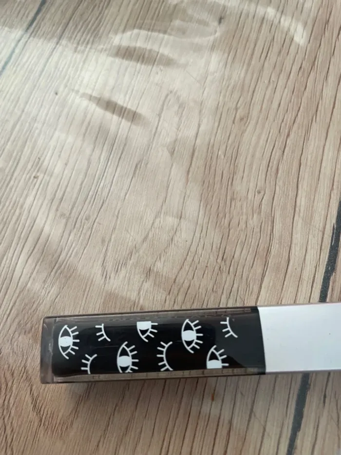 Mascara noir et un phare à paupières marron n°5 - photo numéro 6