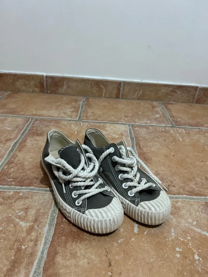 Baskets grises