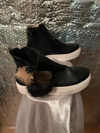 Paire de chaussures femme avec pompons taille 40