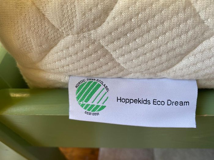 Lit enfant Hoppekids 70×160 – bois massif – matelas premium – état impeccable - photo numéro 5