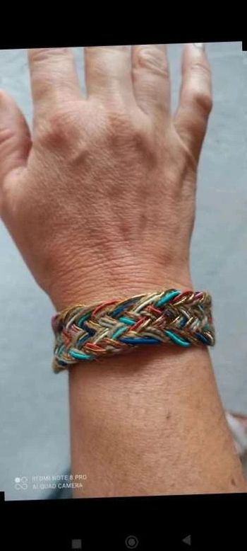 Bracelet  taupe  femme  fantaisie  : élégance  et originalité avec  ses  fils  colorés