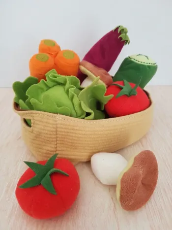 Panier en tissu et lot de légumes du potager