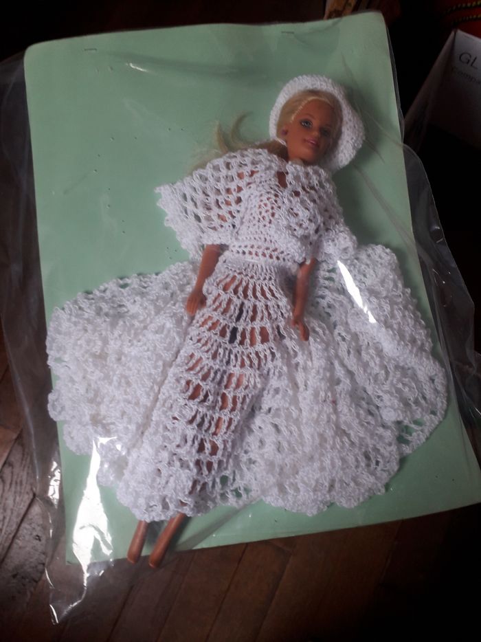 Poupée Barbie habillée de neuf