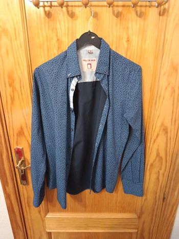 Camisa azul oscuro con estampado