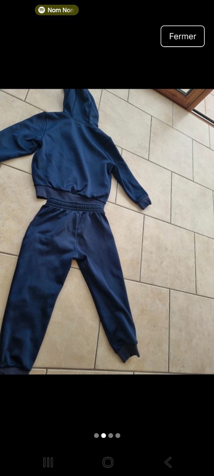 Joli survêtement Lacoste taille 6 ans - photo numéro 2