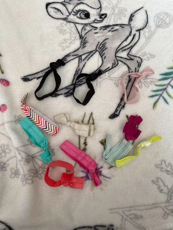 Lot de 11 bracelets pour poignets fins ou élastiques pour cheveux.