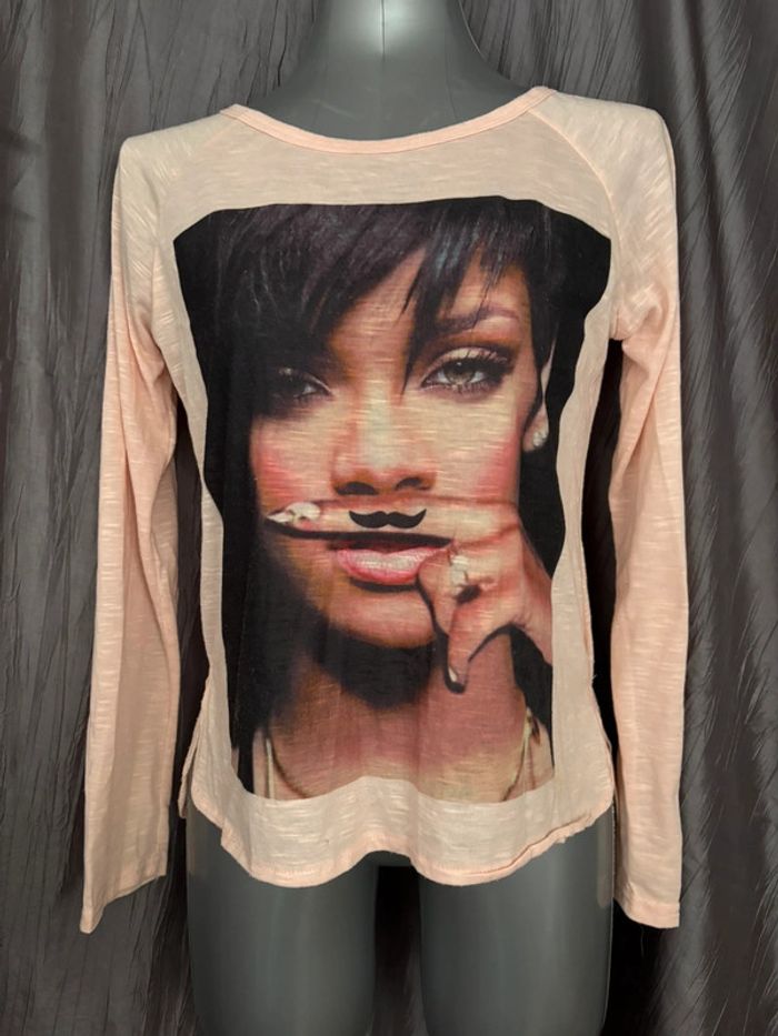 Beau t-shirt léger manches longues Rihanna doigt moustache L/40
