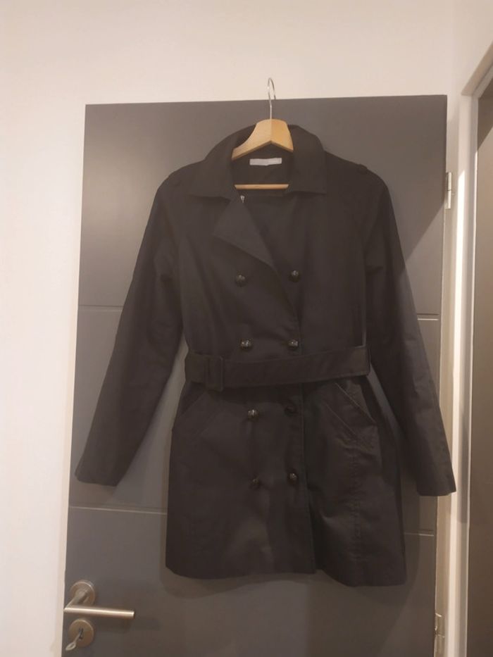 Trench court noir