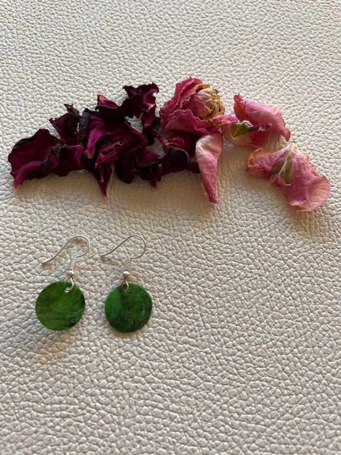 Boucles d’oreilles nacre vert - photo numéro 2