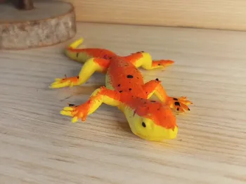 Figurine lézard jaune et orange Animal de la savane