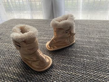 Chaussure doré taille 18