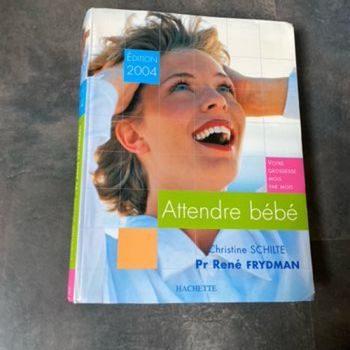 Livre Hachette Attendre bébé votre grossesse mois après mois