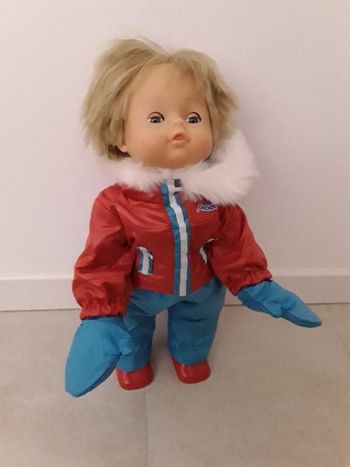 Cicciobello marche dans la neige TBE