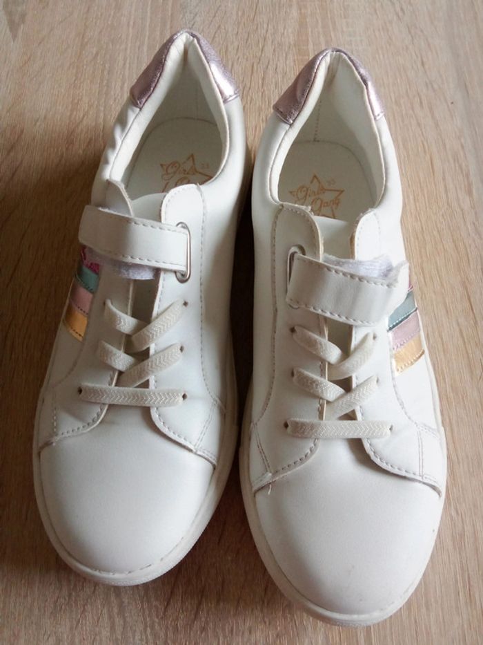 Basket blanche taille 33 à scratch et lacet avec bandes de couleurs sur un côté