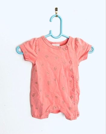 Barboteuse corail « Tape à l’œil » taille naissance