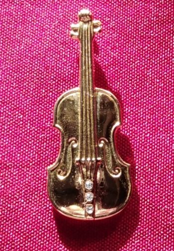 Broche en forme de violon