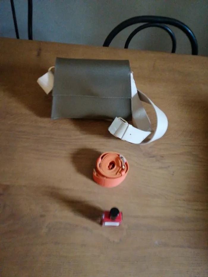Sac à main simili cuir + vernis rouge - photo numéro 2