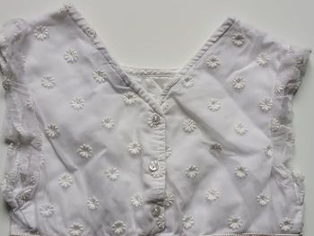 Jolie robe blanche sans manche de cérémonie
