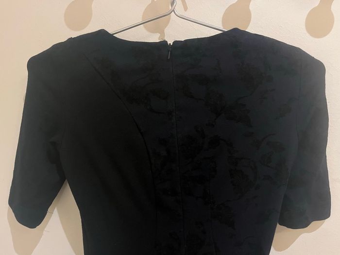 Robe longue noir avec des fleurs en velours manches courtes french connection taille S/36 - photo numéro 5