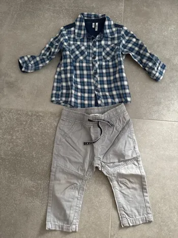 Ensemble pantalon souple et fin avec chemise à carreaux bleus et blanche 9 mois