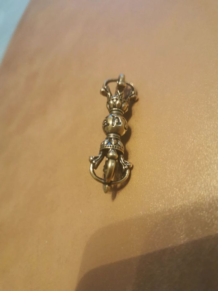 Pendentif de prière bouddhiste doré - photo numéro 2