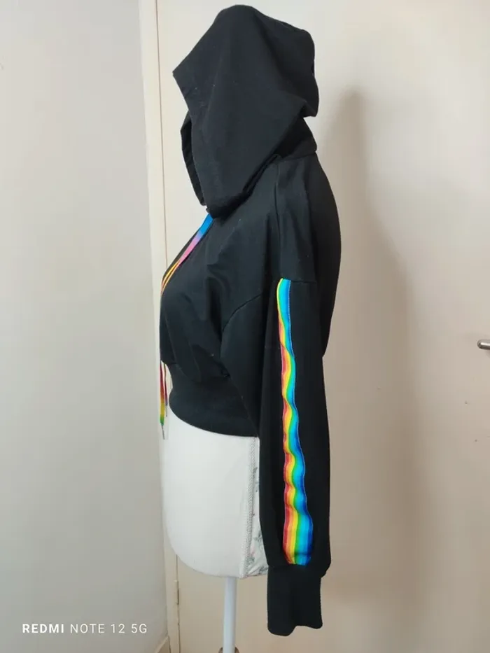 Jolie sweat court et fin taille S - photo numéro 2