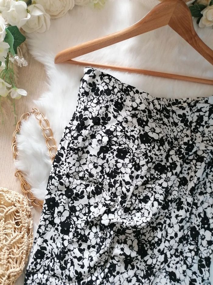 Jolie jupe Bershka taille 36 - photo numéro 2