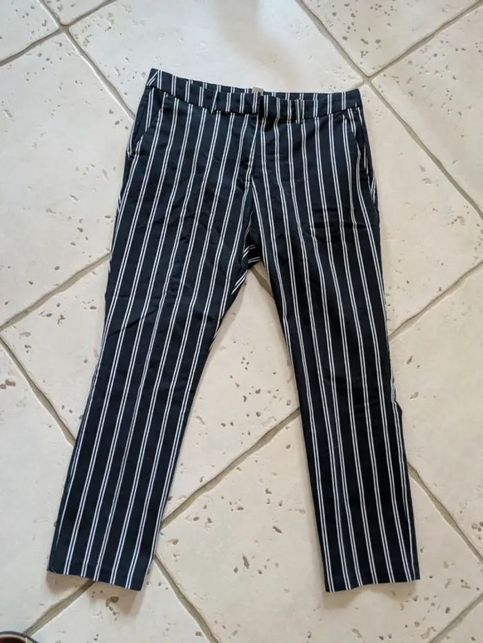 Magnifique pantacourt H&M bleu marine rayé blanc taille 44