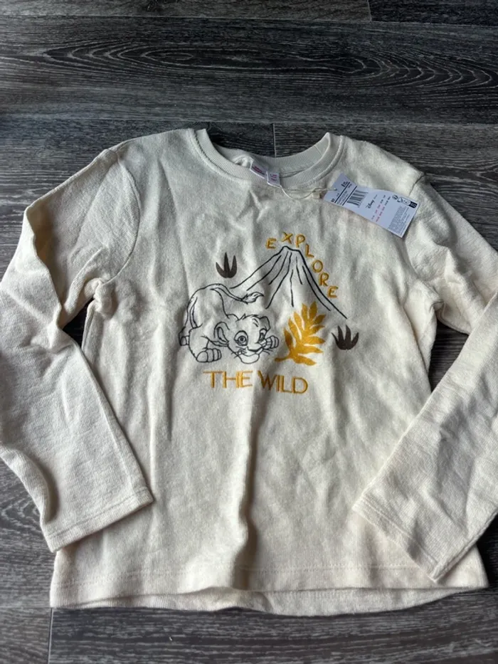 Pull neuf avec etiquette le roi lion 8 ans