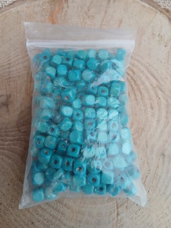 Sachet de perles en bois cube bleu